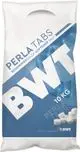 Weiße Verpackung mit blauen Elementen, enthält runde, weiße Tabletten. Auf dem Beutel steht "BWT" und Informationen über die Verwendung als Regeneriersalz.